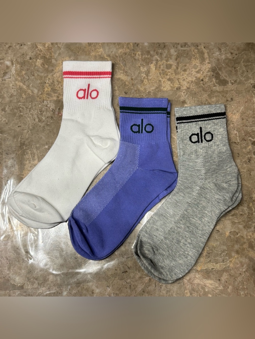 New Women’s Alo Socks
New without tags
3 pairs
Fits sizes 6-11